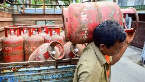 LPG Panic Booking: दिल्ली में पैनिक बुकिंग शुरू होते ही सिलेंडर के लिए मारामारी, एजेंसियों को नहीं मिली सप्लाई