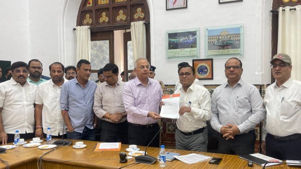 'नहीं तो यूपी, बिहार की एस्‍प्रेस ट्रेनों को रोक देंगे', राज ठाकरे MNS ने आखिर क्‍यों दी ये धमकी? 