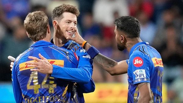 Mumbai Indians के दो बड़े धुरंधर अचानक हुए टीम से बाहर? KKR के खिलाफ मैच से पहले कोच का बड़ा खुलासा