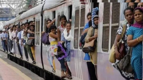 Mumbai local train: मुंबई लोकल ट्रेन में बिना टिकट यात्रियों की खैर नहीं, रेलवे ने Rs 262 करोड़ वसूला जुर्माना