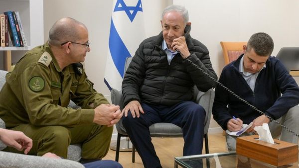 Netanyahu Death Rumors: नेतन्याहू जिंदा हैं या हो गई मौत? इजराइली PMO ने फोटो शेयर करते हुए क्या कहा?