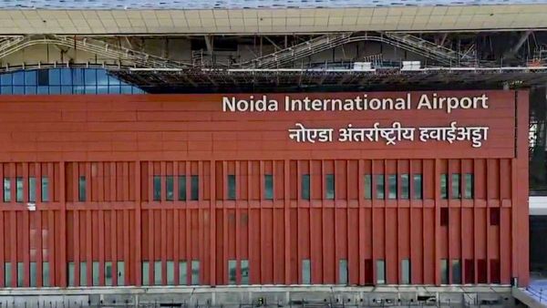Noida Airport: उद्घाटन के बाद भी खाली जेवर का रनवे, पहली फ्लाइट को उड़ान भरने में क्यों लगेगा 2 महीने का समय?