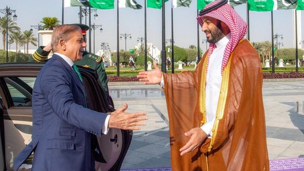 Middle East Conflict: कंगाल पाकिस्तान के लिए जंग बना कर्ज पाने का मौका? क्राउन प्रिंस से शहबाज-मुनीर की मीटिंग