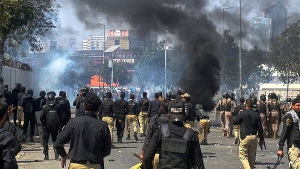 पाकिस्तान में ये क्या हो रहा! खामेनेई की मौत के बाद गुस्साई भीड़ ने संयुक्त राष्ट्र ऑफिस फूंका, दूतावास भी जला