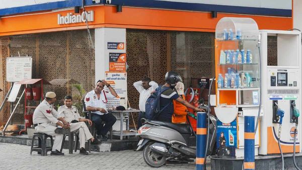 Petrol Diesel Price: श्रीलंका में पेट्रोल-डीजल के दाम 400 रुपये लीटर के पार, भारत में आज कितना है रेट?