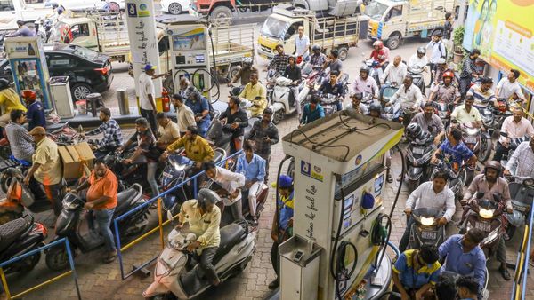 Petrol Price Bangalore: Excise Duty कटौती से बेंगलुरु में कितना सस्ता हुआ पेट्रोल-डीजल? जान लें ताजा भाव