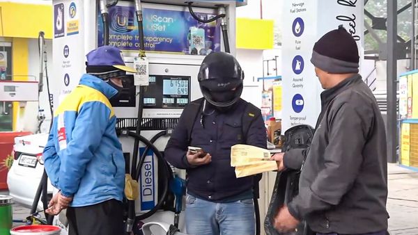 Petrol Diesel Price: भारत में पेट्रोल-डीजल और गैस के बढ़ेंगे दाम? सरकार ने बताया कितना बचा है स्टॉक?