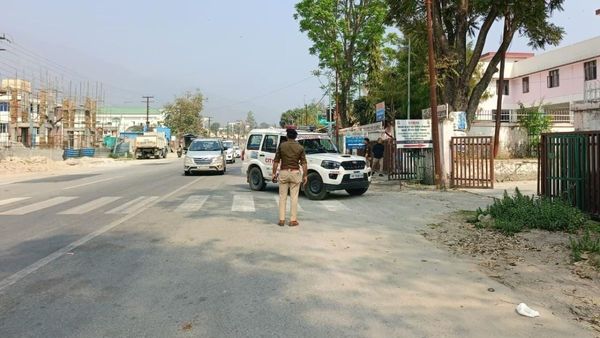 Uttarakhand Governor: बाल-बाल बचे राज्यपाल गुरमीत सिंह, तकनीकी दिक्कत के बाद हेलीकॉप्टर की इमरजेंसी लैंडिंग