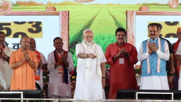 PM Kisan: UP के किसानों के खाते में आ गई 22वीं किस्त! पैसे नहीं मिले तो तुरंत नोट करें ये हेल्पलाइन नंबर
