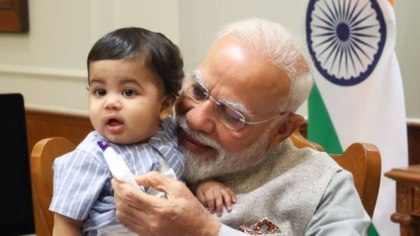 PM Modi की गोद में कौन है ये प्‍याारा बच्‍चा? जिसे प्रधानमंत्री ने बताया अपना 'नन्‍हा दोस्‍त', फोटो वायरल
