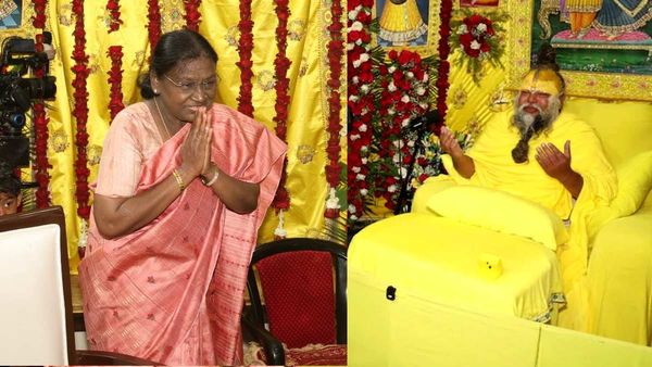 VIDEO: राष्ट्रपति ने प्रेमानंद महाराज को देखते ही किया प्रणाम! सादगी ने जीता दिल, क्या हुई आध्यात्मिक चर्चा?