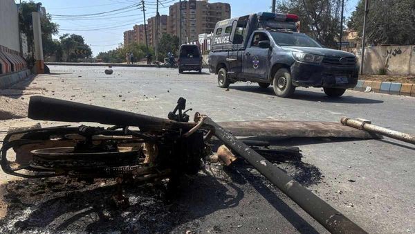 खामेनेई की मौत पर इराक में सड़कों पर उतरे लोग, कराची में भी विरोध प्रदर्शन, 9 लोगों की मौत
