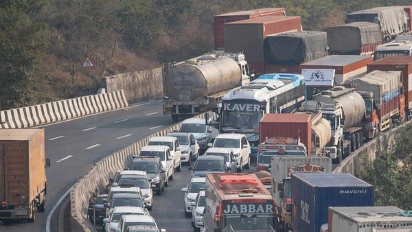 Mumbai Pune Expressway पर फिर क्‍यों लगा भयंकर जाम? 5 किलोमीटर लंबी कतारें, घंटों फंसे रहे यात्री, देखें Video