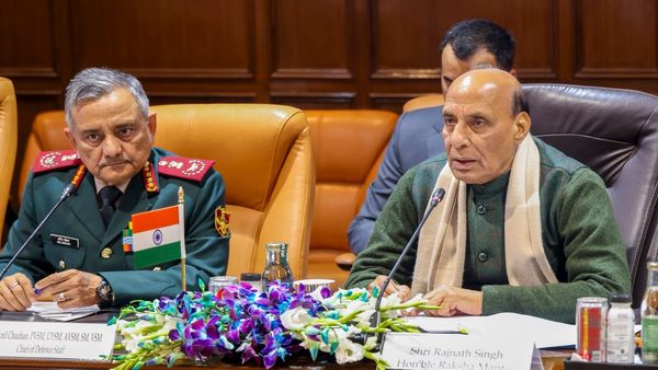 US Iran War को लेकर भारत ने कसी कमर, राजनाथ सिंह ने बुलाई हाई लेवल मीटिंग, CDS समेत तीनों सेनाओं के चीफ पहुंचे