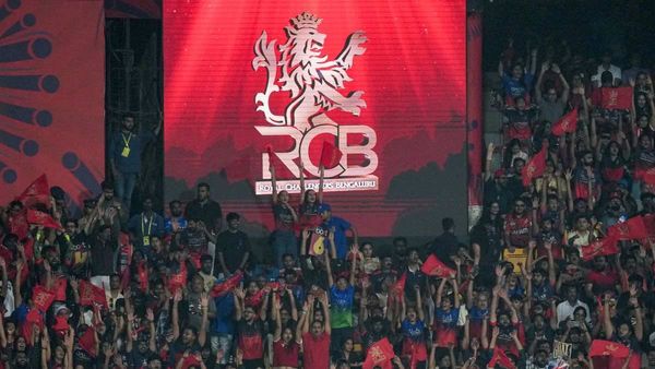 RCB की जर्सी में पहुंचे चोर, दर्जनों जेबें काटकर पार किए मोबाइल, चिन्नास्वामी स्टेडियम में लाखों की चोरी