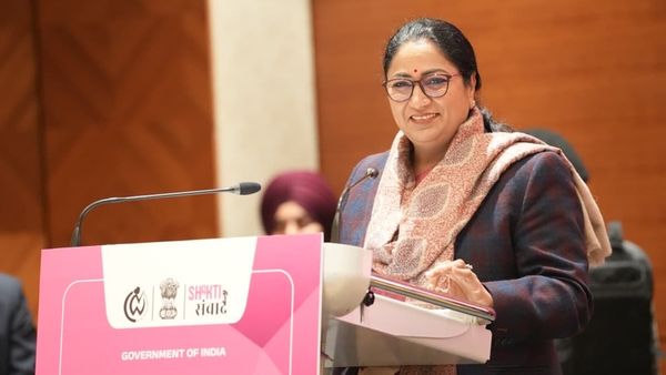Pink Card Truth: एक बस के बाद दूसरी में नहीं चलेगा कार्ड? CM रेखा गुप्ता ने तोड़ दी ‘ट्रैवल लिमिट' वाली अफवाह