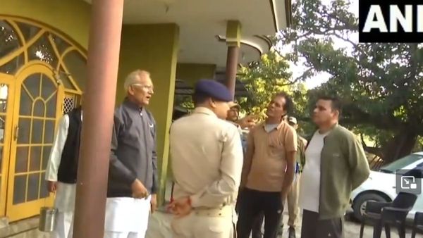 Samba Blast: पूर्व सरपंच के घर के सामने हुआ संदिग्ध ब्लास्ट, अलर्ट हुईं सुरक्षा एजेंसियां, देखें Video