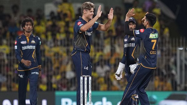 IPL 2026: ऑक्शन में नहीं मिला था खरीदार अब CSK में मचाएगा हाहाकार! टीम में आया 6 फुट 4 इंच का घातक गेंदबाज