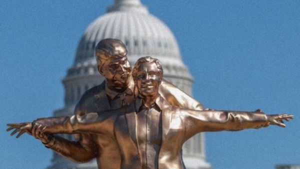 Trump statue National Mall: टाइटैनिक के पोज में ट्रंप-एपस्टीन! मूर्ति ने अमेरिका में मचाया तहलका