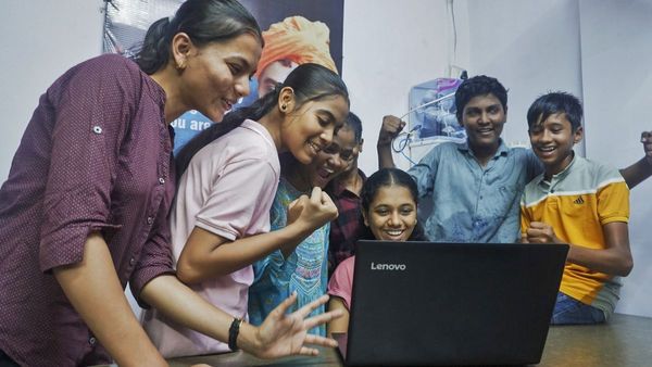 UP Board Result 2026: यूपी बोर्ड 10th-12th रिजल्ट पर बड़ा अपडेट, कब खत्म होगा मूल्यांकन और कब आएगा परिणाम?