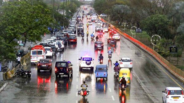UP Weather Alert: लखनऊ से नोएडा तक आंधी के साथ झमाझम बारिश का अलर्ट, 48 घंटों में 7 डिग्री तक गिरेगा पारा!