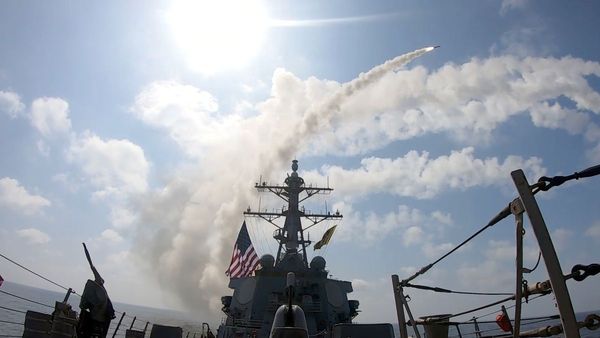 Iran पर महाप्रलय का VIDEO जारी, आसमान से बरसीं मिसाइलें, US ने जारी किया 'नॉन-स्टॉप' बमबारी का वीडियो!