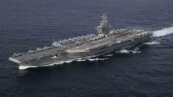 Abraham Lincoln Missiles Attack: ईरान ने USS अब्राहम लिंकन पर दागीं 4 मिसाइलें, संघर्ष का ट्रिगर पॉइंट समझें