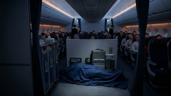 Viral News: जब एक महिला की लाश ने किया 13 घंटे का हवाई सफ़र, 331 यात्रियों की कांप गई रूह