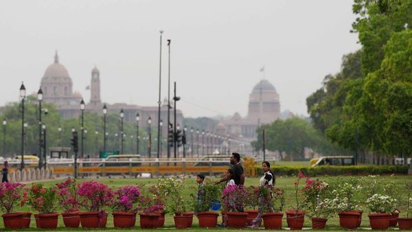 Weather Delhi NCR: सुहावना हुआ मौसम! राहत के बीच IMD ने जारी किया तेज हवाओं के साथ बारिश का अलर्ट