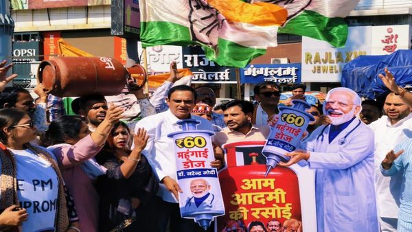 भोपाल में कांग्रेस का अनोखा प्रदर्शन: मोदी को बताया “महंगाई का डॉक्टर”, गैस सिलेंडर के दामों पर हंगामा