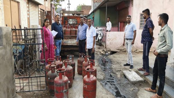 भोपाल में LPG संकट के बीच ताबड़तोड़ कार्रवाई, 26 घरेलू सिलेंडर जब्त, 5 केस दर्ज; कालाबाजारी पर सख्ती