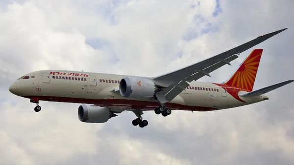 Air India की मुंबई-बेंगलुरू फ्लाइट का बीच हवा में इंजन हुआ खराब, ‘PAN PAN’ कॉल ने बचाई 47 यात्रियों की जान