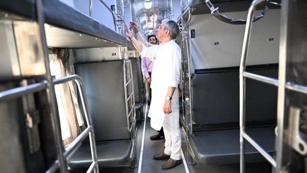 Amrit Bharat 3.0: हवाई जहाज जैसा इंटीरियर और बुलेट ट्रेन जैसी सुरक्षा! क्या-क्या है अमृत भारत की खासियत?