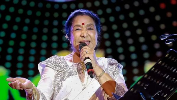 Asha Bhosle का 92 साल की उम्र में हुआ निधन, मुंबई के ब्रीच कैंडी अस्‍पताल में दिग्गज सिंगर ने ली आखिरी सांस 