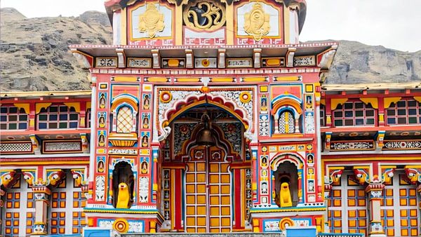 Badrinath Kapat Opening: विधि-विधान से खुले बद्रीनाथ धाम के कपाट, 'जय बद्री विशाल' से गूूंजी बद्रीपुरी