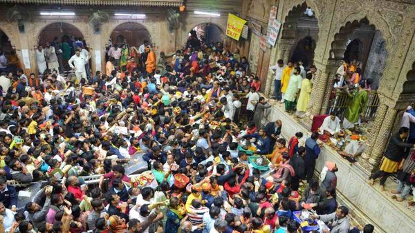 Banke Bihari Temple: बांके बिहारी मंदिर में अब नहीं चलेगी VIP की मनमानी! दर्शन के नियमों में हुआ बदलाव