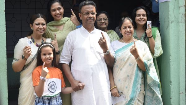 Bengal Election 2026: ममता के मंत्री ने कम उम्र की बच्ची से डलावाया वोट? फोटो आई सामने तो उठे सवाल
