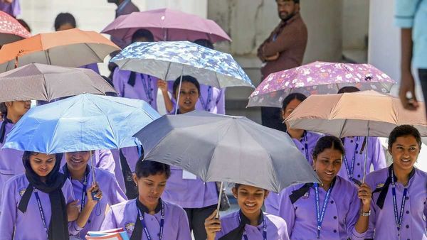 Bihar Weather Heatwave: 11 जिलों में पारा पहुंचा 40 के पार, बदल गई स्कूल की टाइमिंग, कितने बजे होगी छुट्टी?