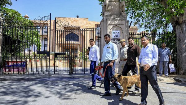 Bomb Threats: 'राजस्थान-दिल्ली विधानसभा में बम लगा दिए, मुसलमानों को बाहर निकालें', Noida में 2 संदिग्ध अरेस्ट