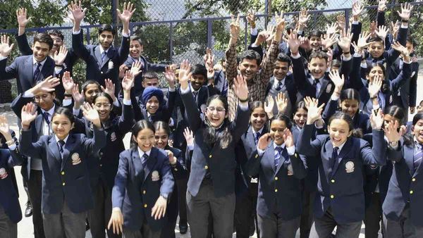 CBSE 10th Results 2026: किस तारीख को आएगा परिणाम? क्या होता है रिजल्ट में दिए RL-UFM जैसे कोड्स का अर्थ?