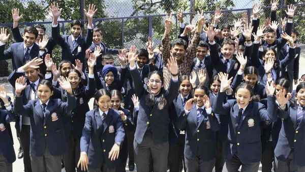 CBSE New Syllabus: सीबीएसई ने बदला 9वीं-12वीं का पूरा सिलेबस, क्या हुआ चेंज और अब कैसे होगी पढ़ाई?