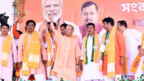 T-तुष्टिकरण, M-माफिया राज! CM योगी ने बंगाल रैली में बताया TMC का असली मतलब, गुंडों को दी सीधी चेतावनी!