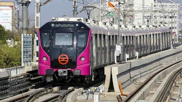 Delhi Aaj Kya Khula Kya Bandh: गुड फ्राइडे पर बंद हैं बैंक-स्कूल और मार्केट? बाहर जाने से पहले देख लें अपडेट
