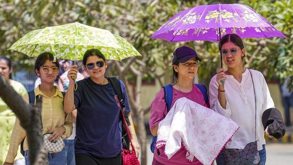 Weather Delhi NCR: दिल्ली में भीषण गर्मी के बीच IMD का अलर्ट, कब-कहां होगी बारिश? चेक करें अपने इलाके का मौसम