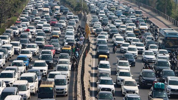 Delhi Traffic: IPL मैच से पहले अलर्ट! 4 अप्रैल को इन रास्तों पर भूलकर भी न जाएं, नहीं तो घंटों जाम में फंसेंगे