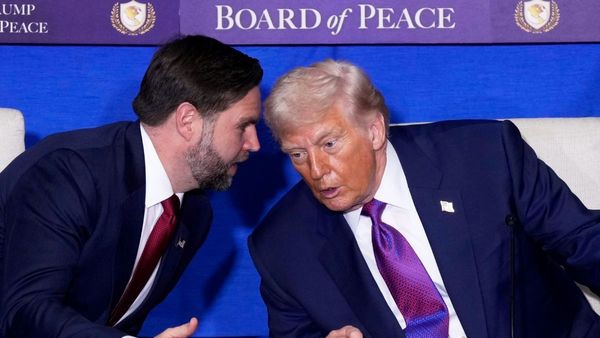 US Iran: होर्मुज में पहुंचे अमेरिका के मिसाइल डिस्ट्रॉयर! ईरान ने दी आखिरी चेतावनी, क्या फिर से भड़केगी जंग?