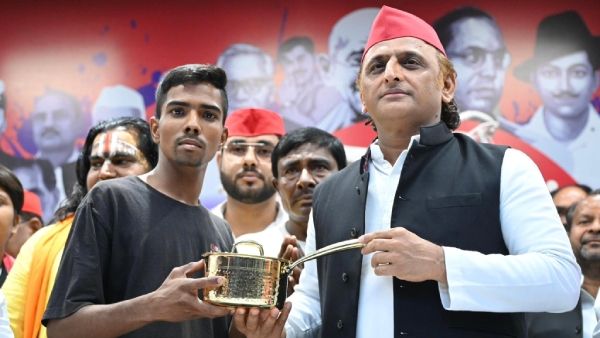 Fatehpur Chai Wala कौन है? Akhilesh Yadav को चाय पिलाना पड़ा भारी, अब VIP पीतल के बर्तन में ढूंढ रहा न्याय! 