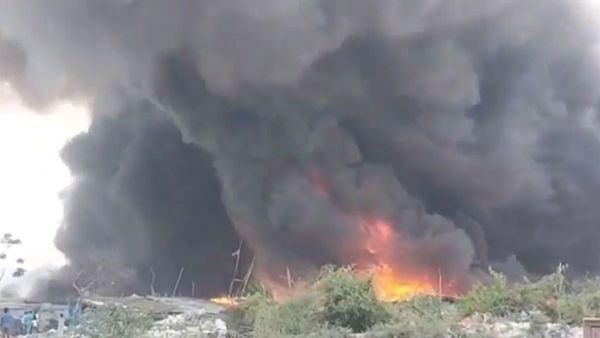 Ghaziabad: गाजियाबाद के इंदिरापुरम में लगी भीषण आग, झुग्गियों में मची अफरा-तफरी, दमकल की गाड़ियां मौके पर