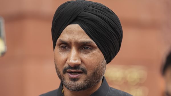 इस्तीफे के बाद भज्जी के घर पर हमला, आप समर्थकों ने दीवारों पर लिखा 'गद्दार', हुआ जोरदार हंगामा