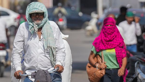 Delhi Weather: बारिश गई, अब गर्मी का कहर शुरू, 40 जाएगा पारा, घर से निकलने से पहले देखें वेदर रिपोर्ट